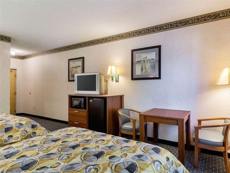 Econo Lodge West Springfield Bagian luar foto