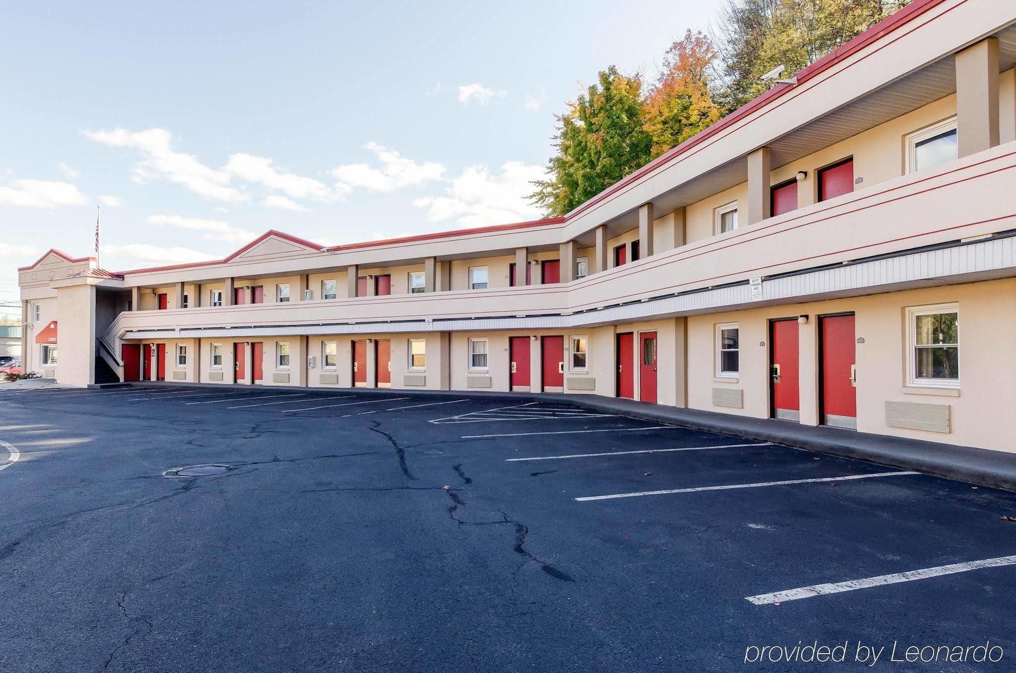 Econo Lodge West Springfield Bagian luar foto