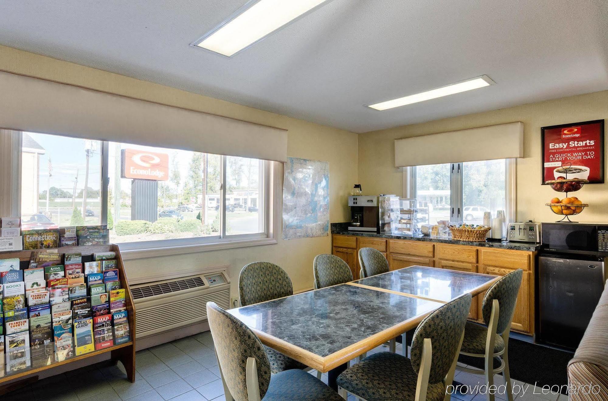 Econo Lodge West Springfield Bagian luar foto
