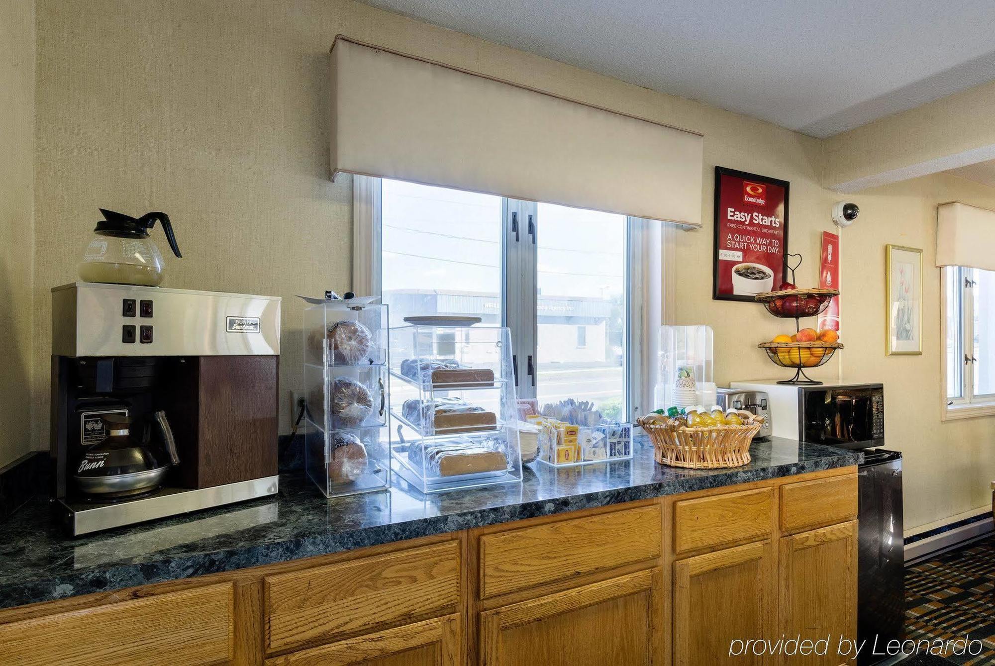 Econo Lodge West Springfield Bagian luar foto
