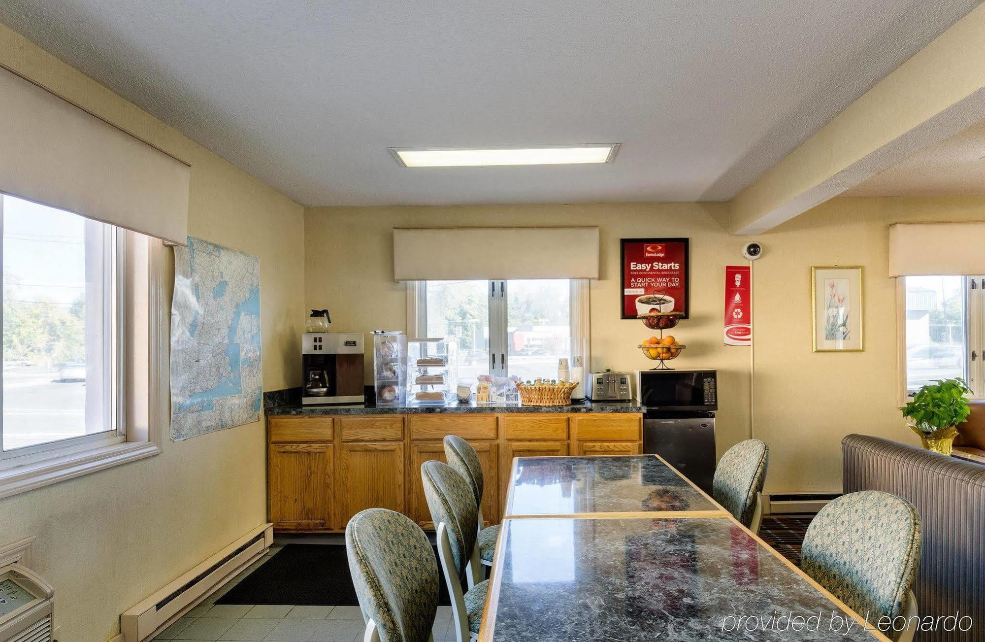 Econo Lodge West Springfield Bagian luar foto